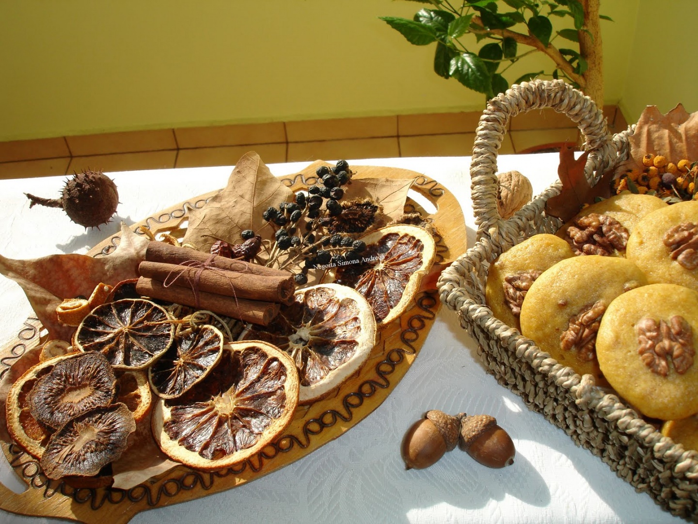 Biscuiti aromati cu stafide, nuca si dovleac