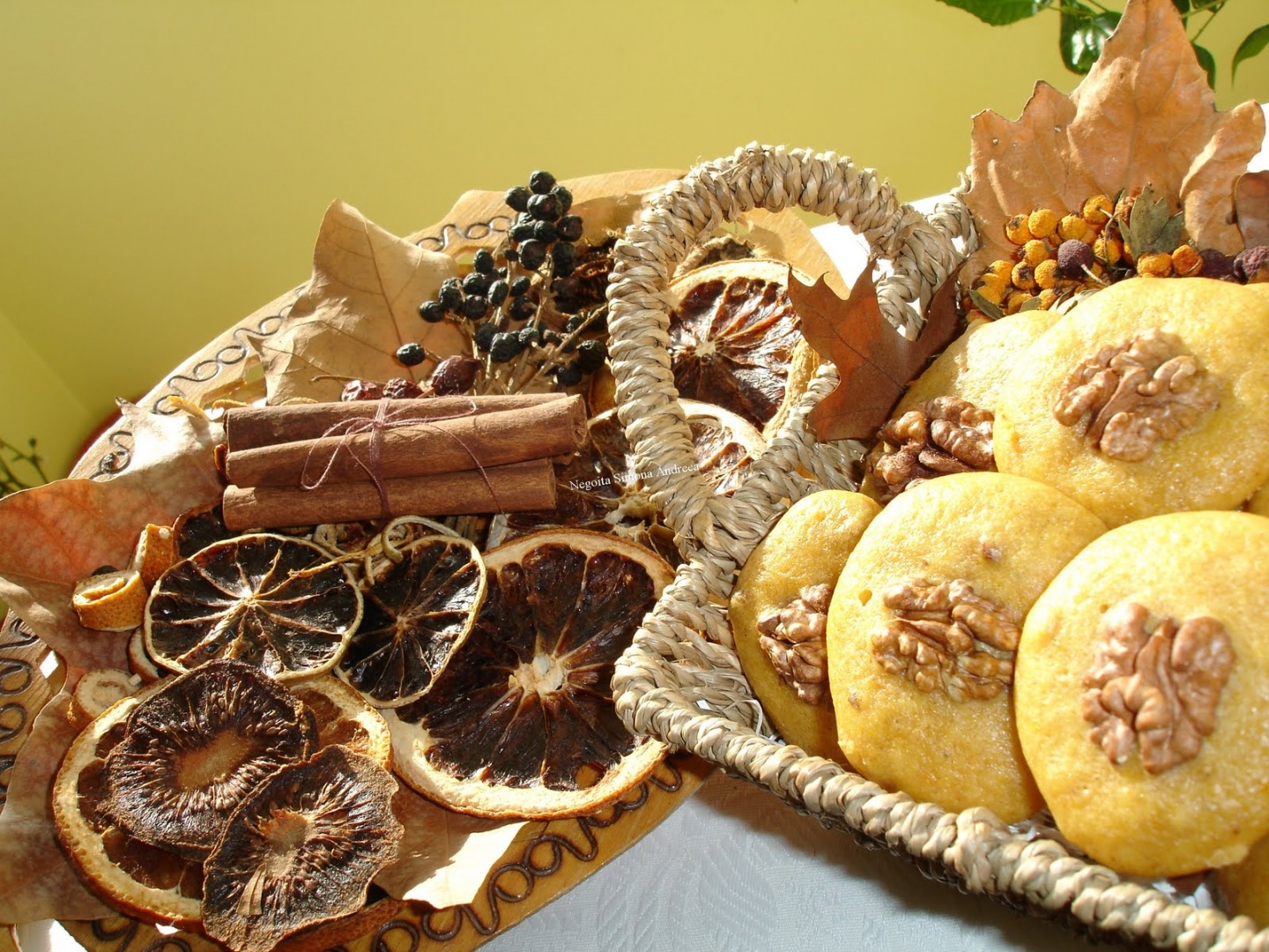 Biscuiti aromati cu stafide, nuca si dovleac