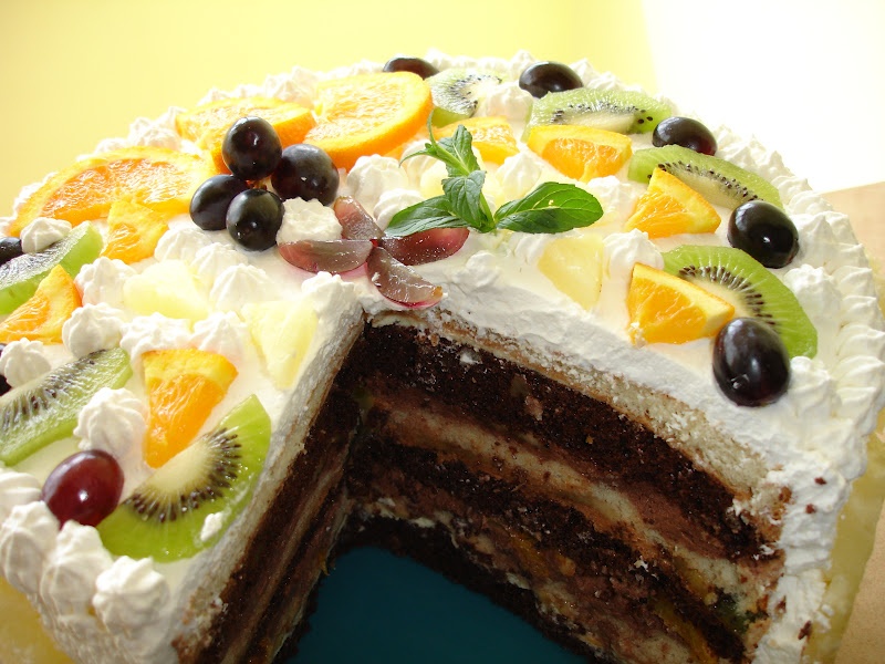 Tort cu frisca si fructe