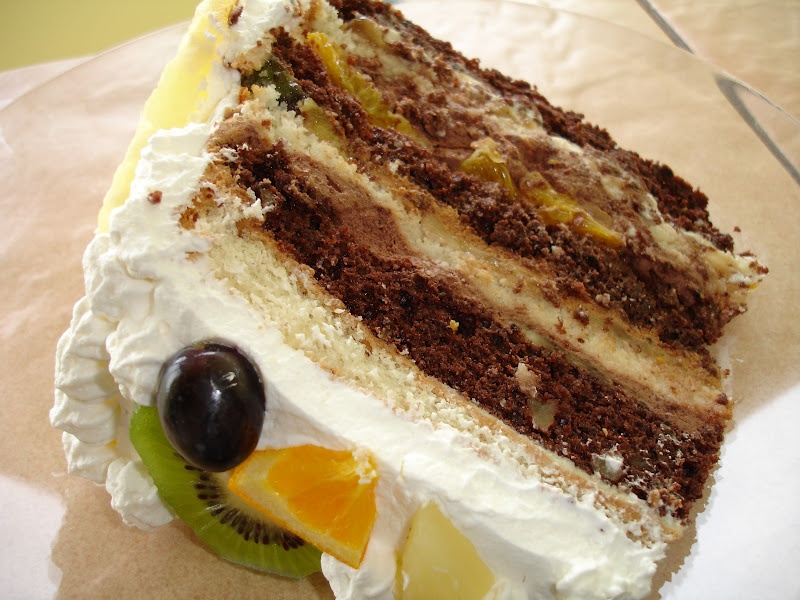 Tort cu frisca si fructe