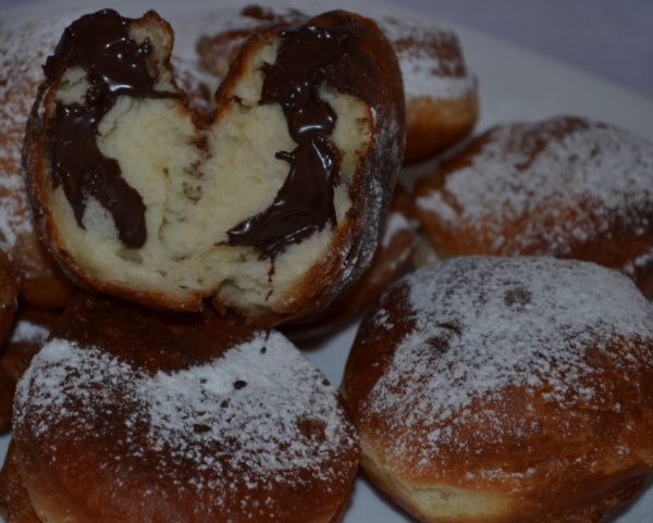 Gogosi umplute cu ciocolata