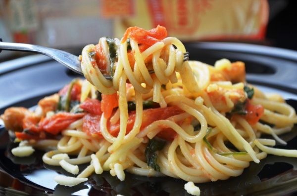 Spaghetti cu piept de pui si spanac