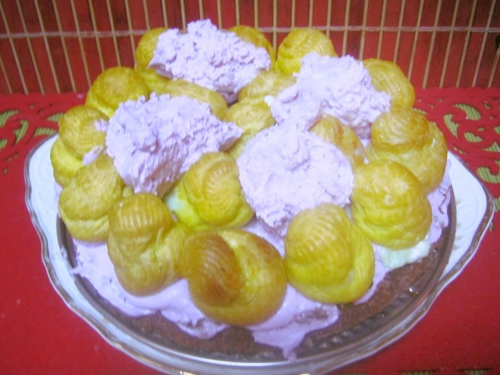 Tort cu choux-uri si crema de fructe de padure si fistic