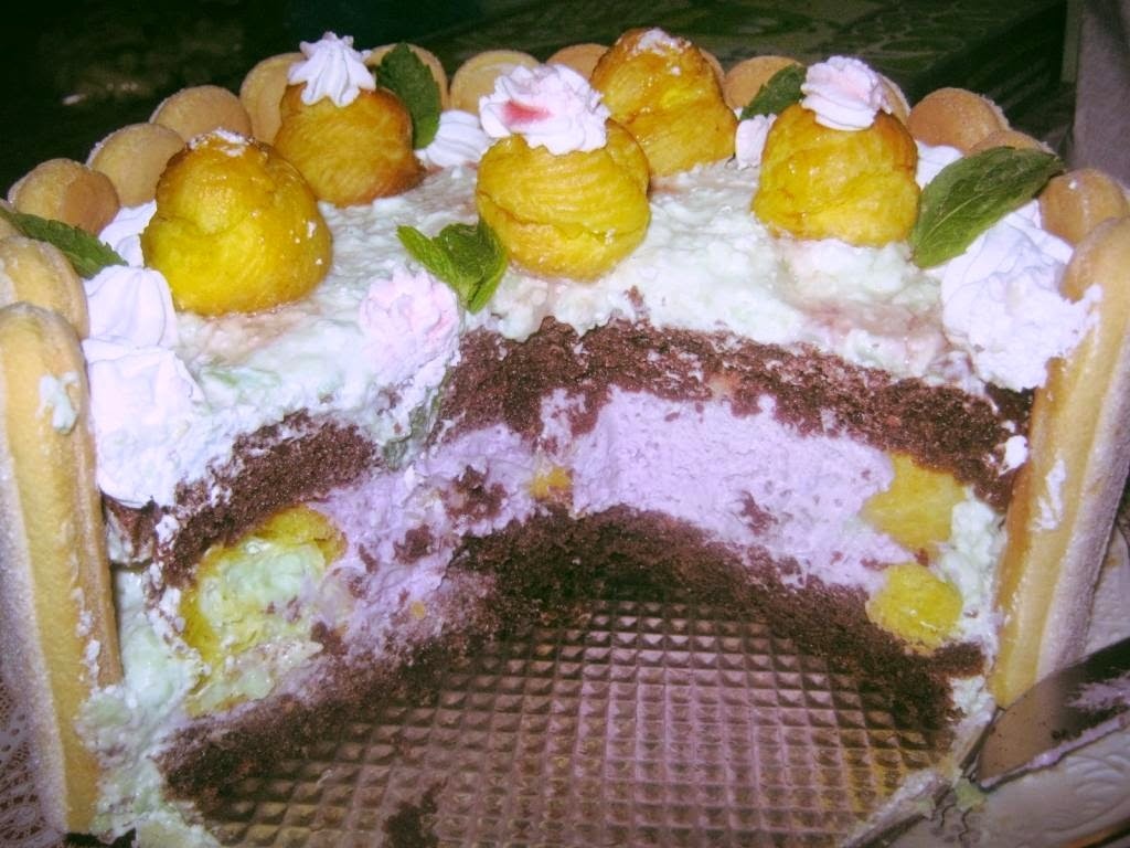 Tort cu choux-uri si crema de fructe de padure si fistic