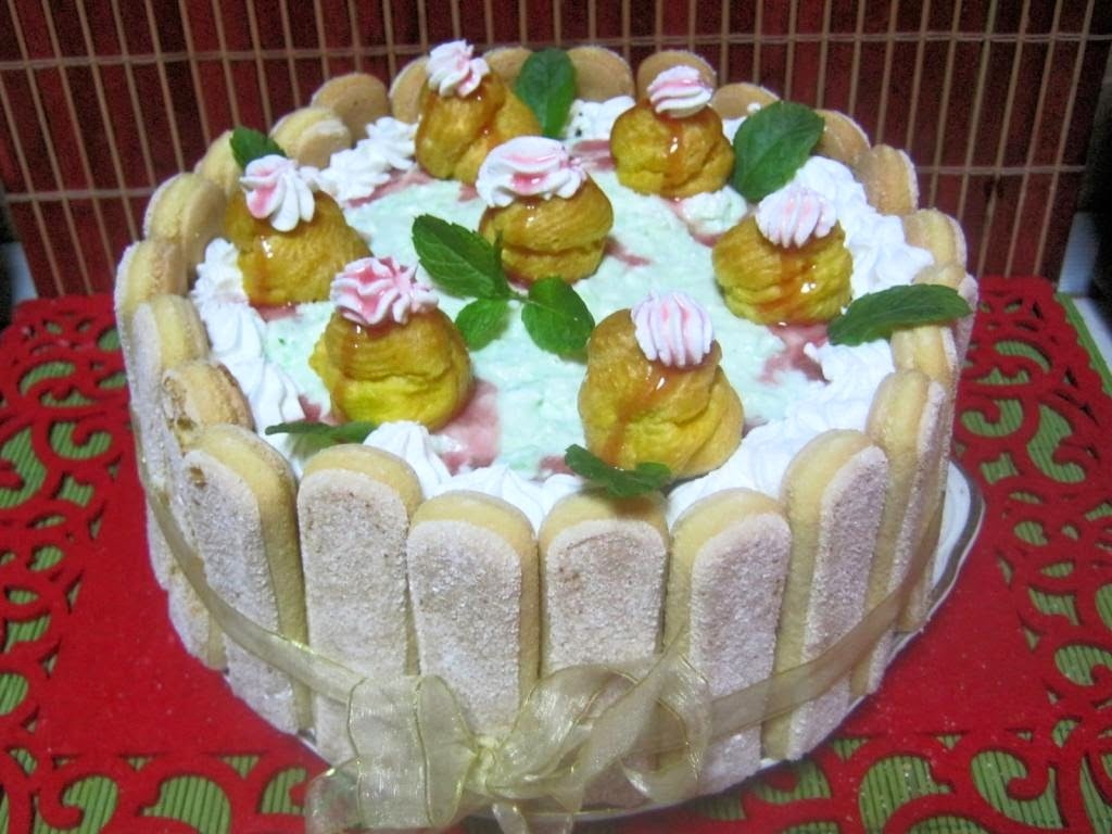 Tort cu choux-uri si crema de fructe de padure si fistic