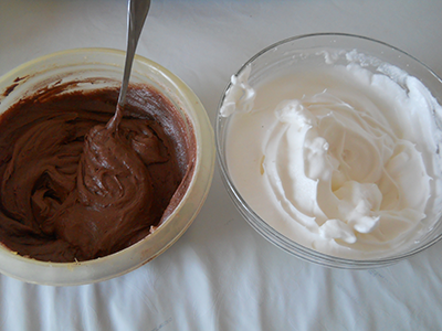 Cheesecake ornat cu coacaze si macarons