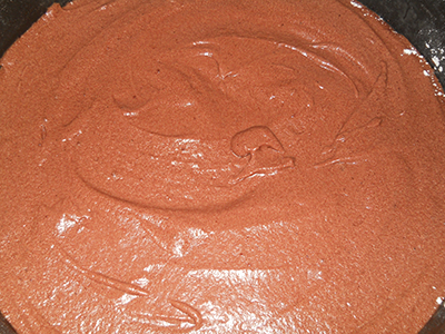 Cheesecake ornat cu coacaze si macarons