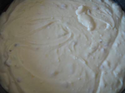 Cheesecake ornat cu coacaze si macarons