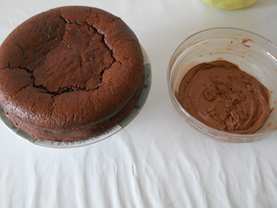 Cheesecake ornat cu coacaze si macarons