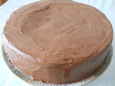 Cheesecake ornat cu coacaze si macarons