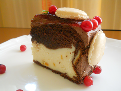 Cheesecake ornat cu coacaze si macarons