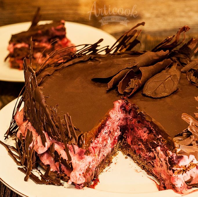 Tort vegan cu fructe de padure si ciocolata