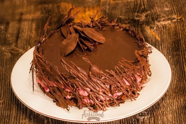 Tort vegan cu fructe de padure si ciocolata