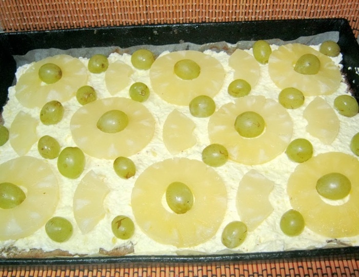 Prajitura cu ananas, struguri si crema de vanilie