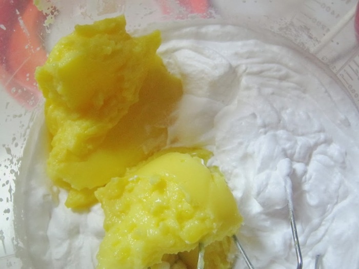 Prajitura cu ananas, struguri si crema de vanilie