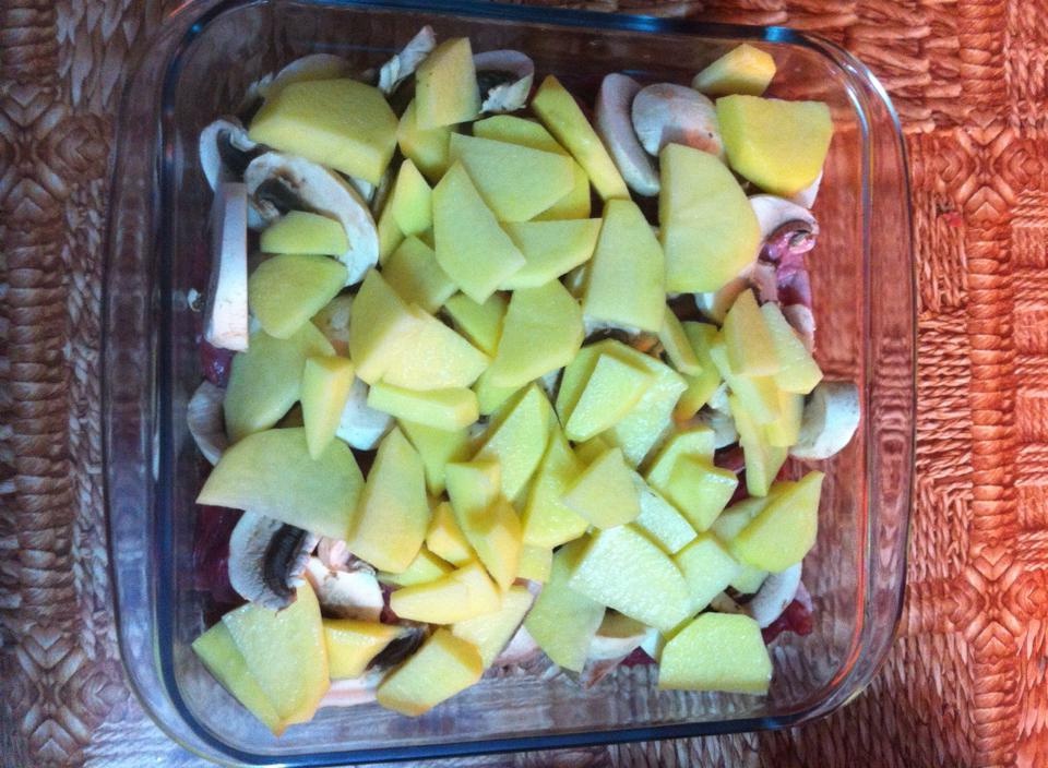 Friptura de vitel la cuptor cu ciuperci si cartofi