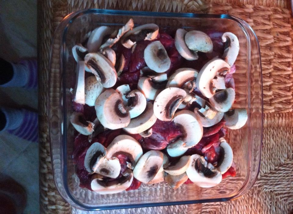 Friptura de vitel la cuptor cu ciuperci si cartofi