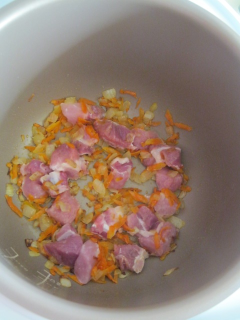 Mancare de cartofi cu carne la Multicooker