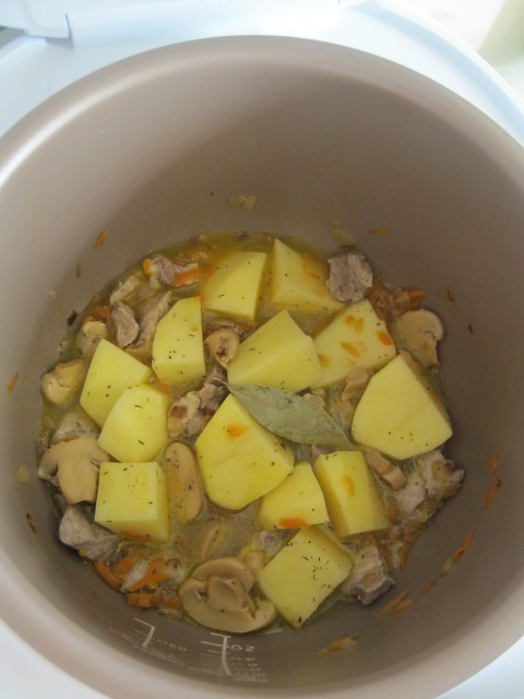 Mancare de cartofi cu carne la Multicooker