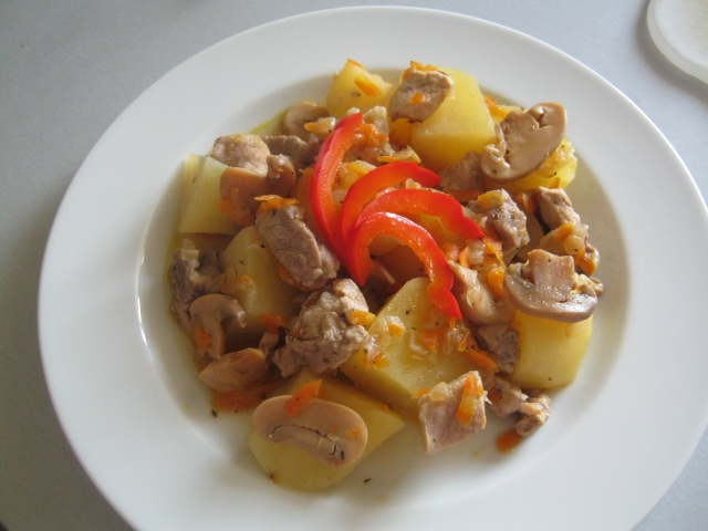 Mancare de cartofi cu carne la Multicooker