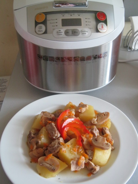 Mancare de cartofi cu carne la Multicooker