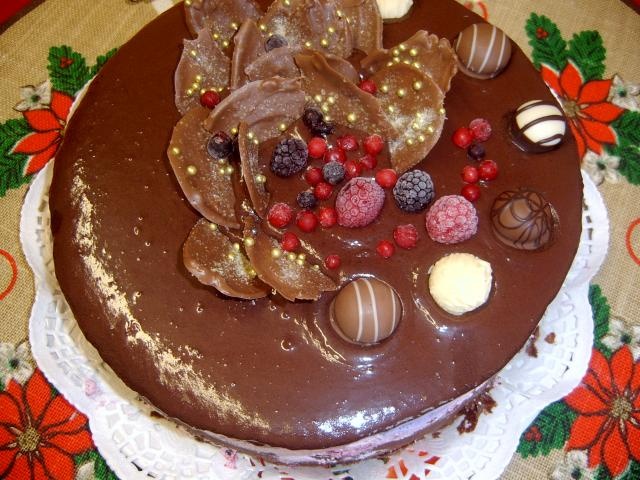 Tort de ciocolata cu mousse de fructe de padure