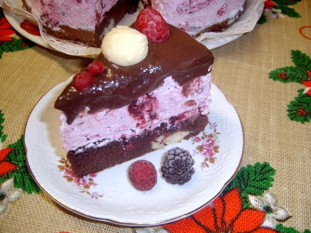Tort de ciocolata cu mousse de fructe de padure