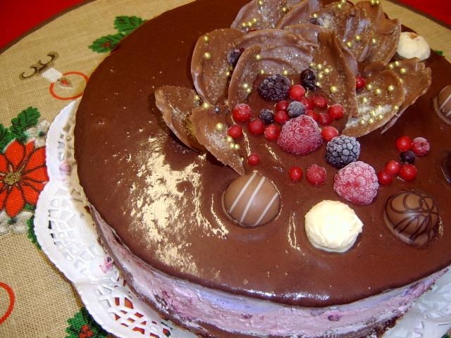 Tort de ciocolata cu mousse de fructe de padure