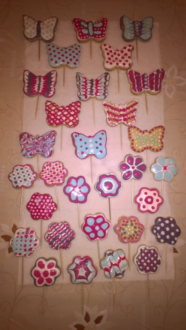 Biscuiti decorati cu royal icing