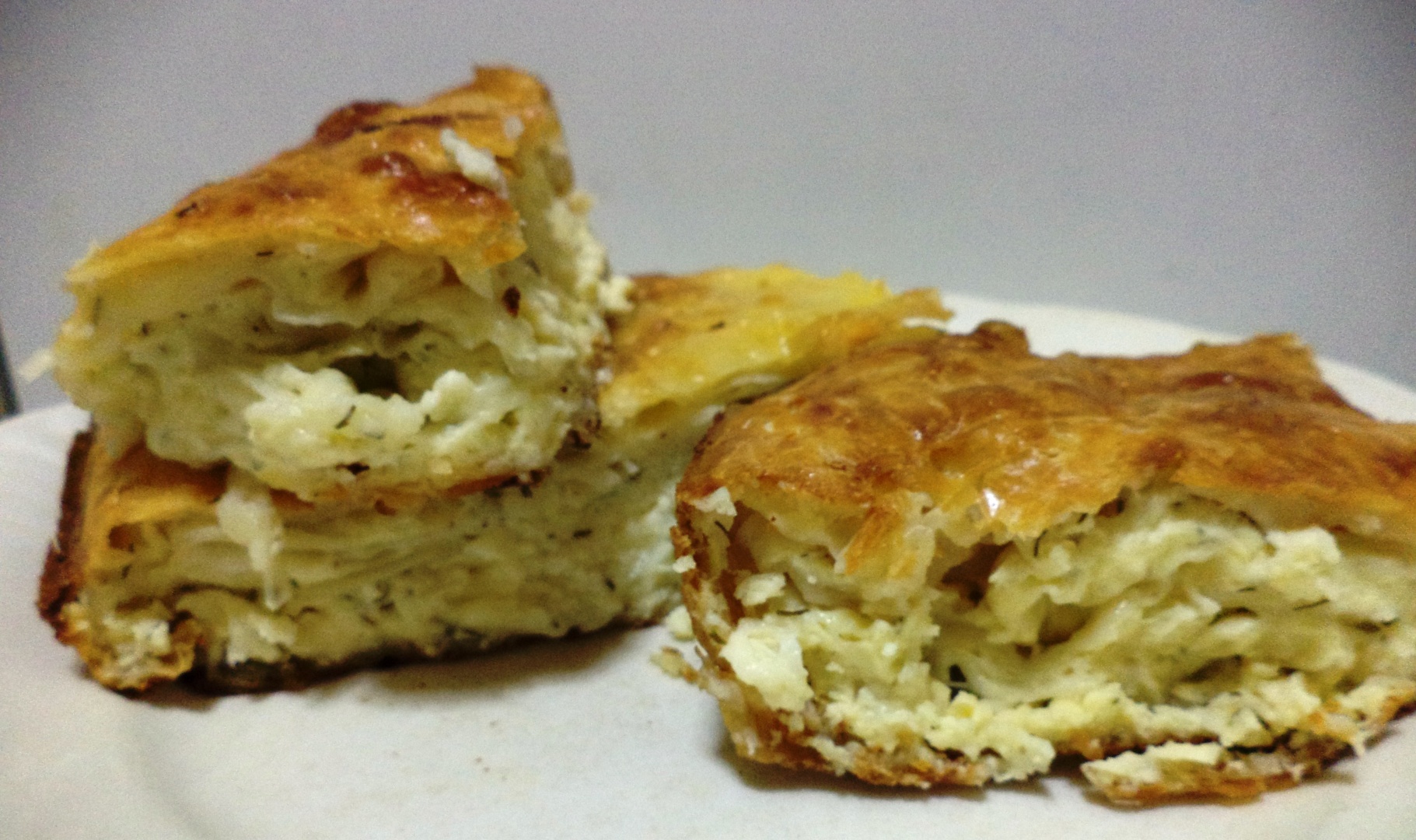 Plăcintă cu brânză sărată și ierburi aromate