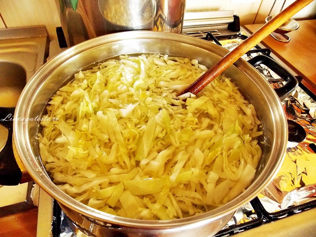 Ciorba de varza dulce, pe oase de porc