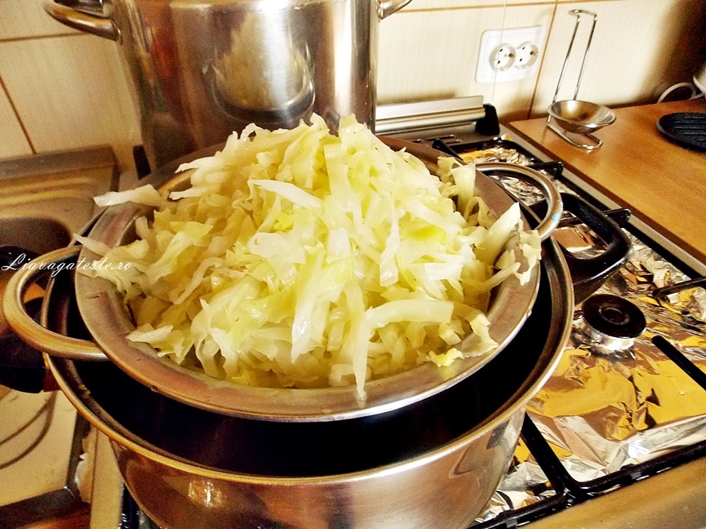 Ciorba de varza dulce, pe oase de porc