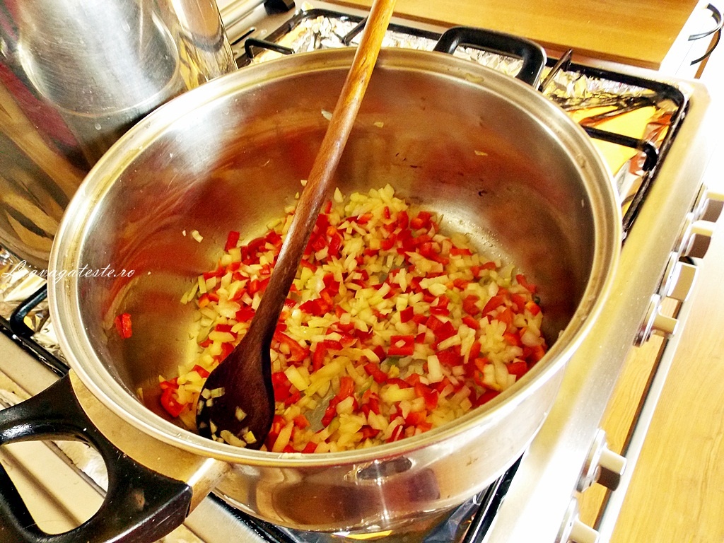 Ciorba de varza dulce, pe oase de porc