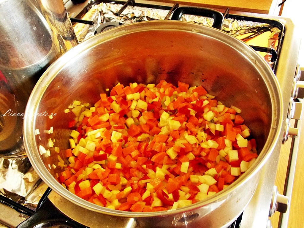 Ciorba de varza dulce, pe oase de porc