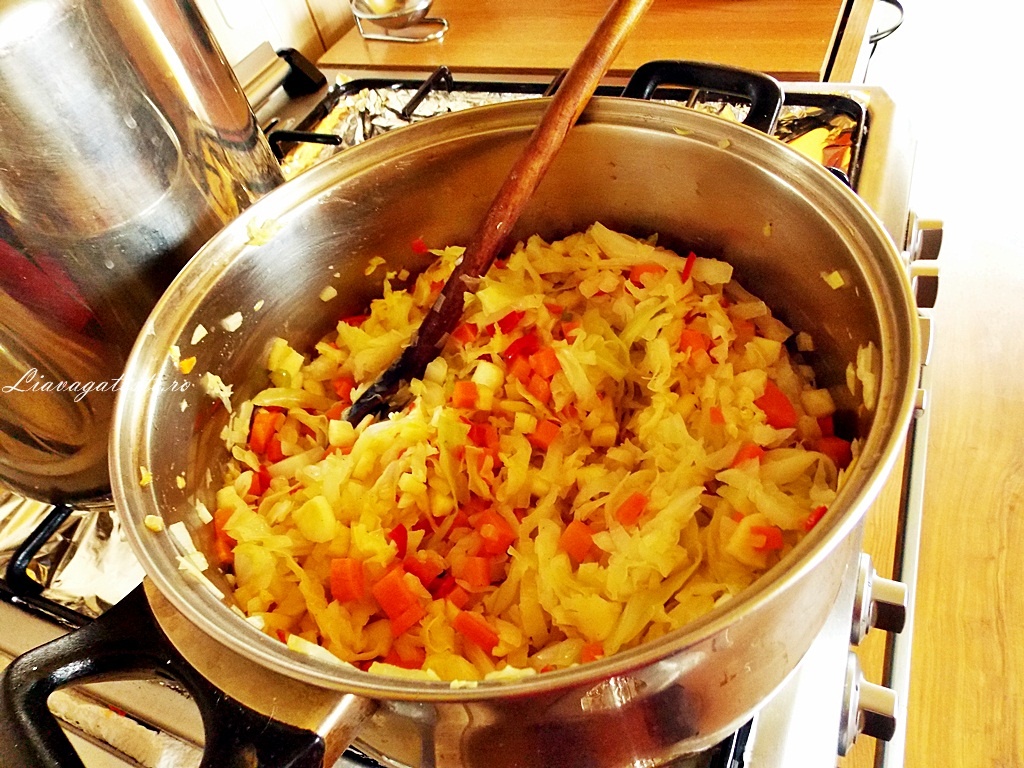 Ciorba de varza dulce, pe oase de porc