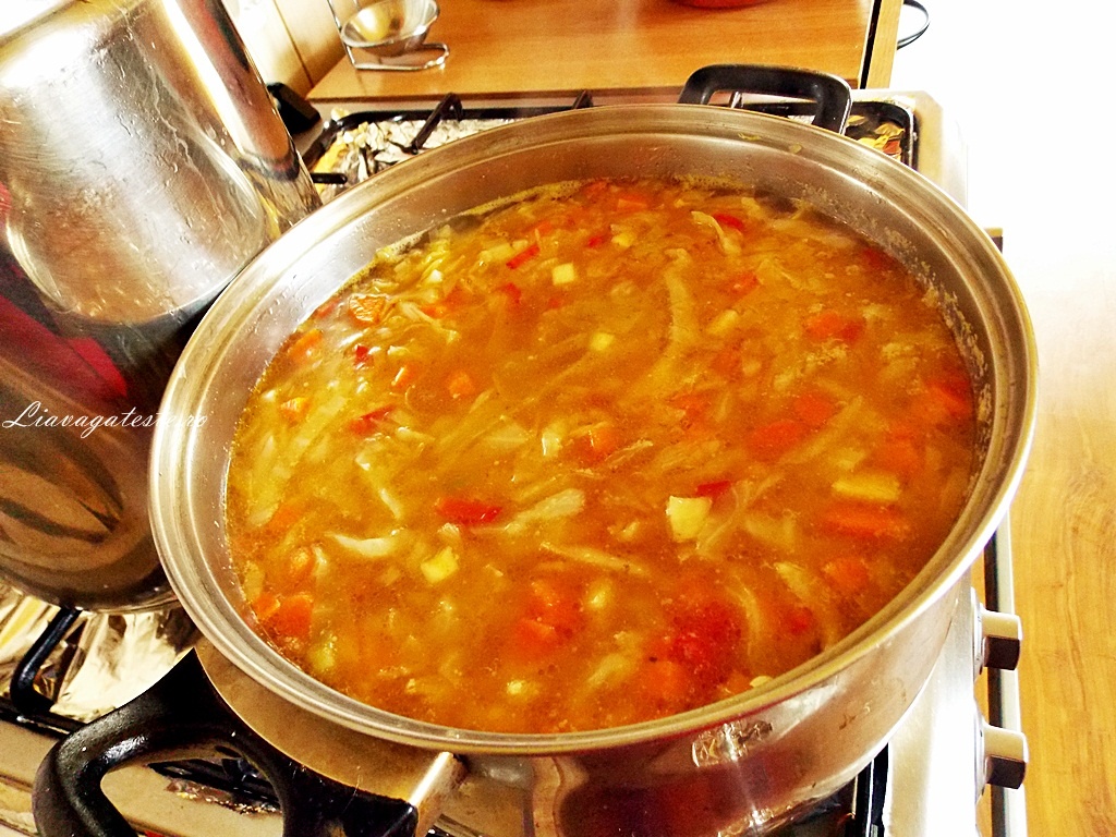 Ciorba de varza dulce, pe oase de porc