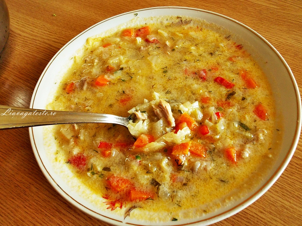 Ciorba de varza dulce, pe oase de porc