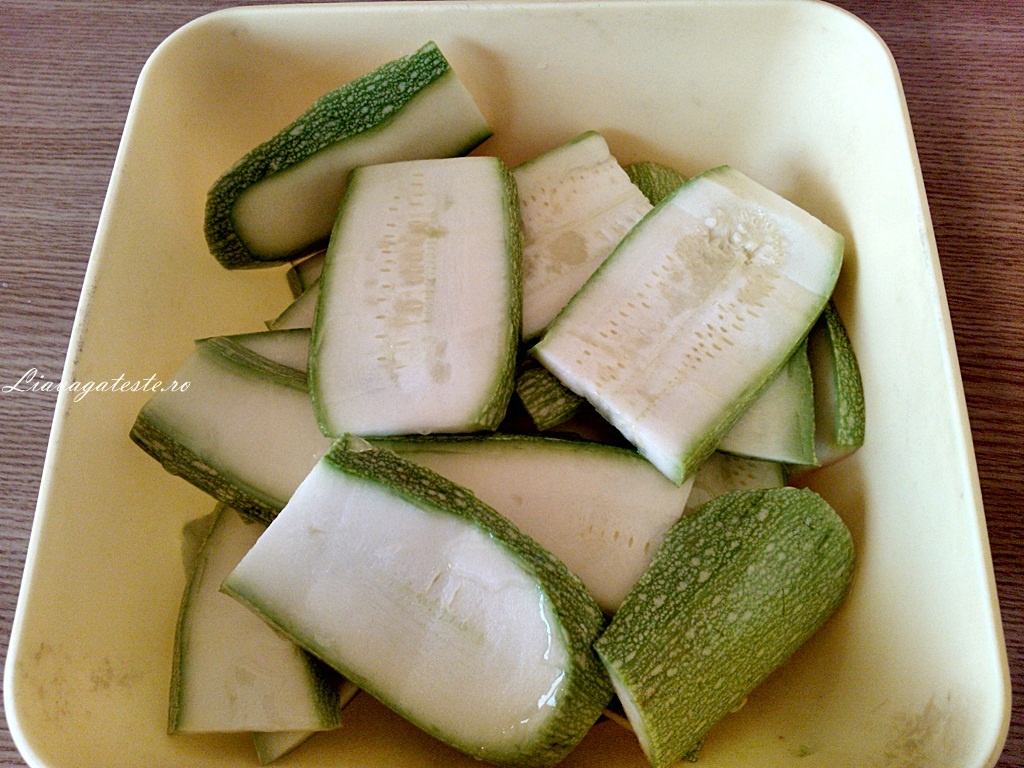 Dovlecei la gratar cu telemea si menta