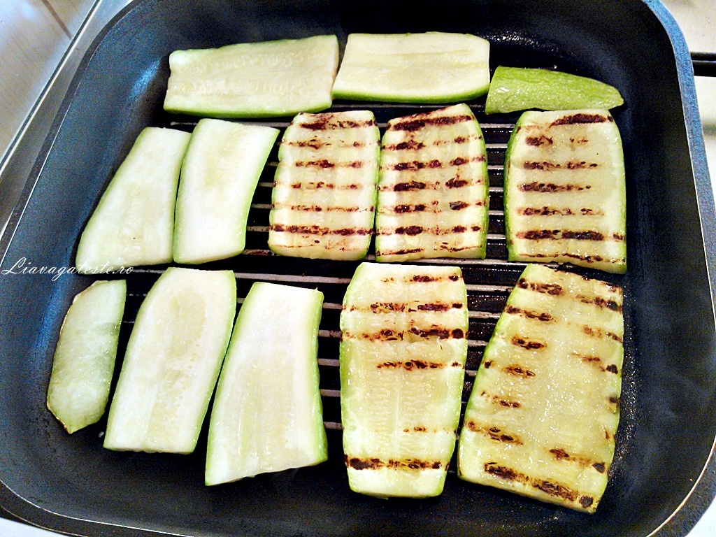 Dovlecei la gratar cu telemea si menta