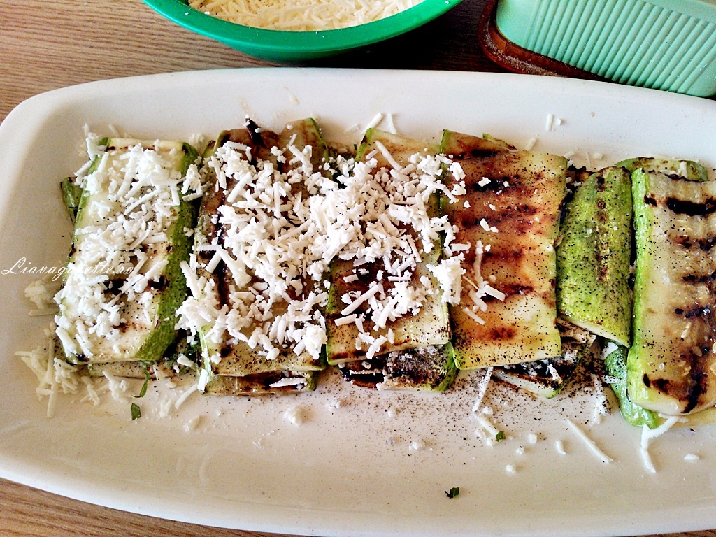 Dovlecei la gratar cu telemea si menta