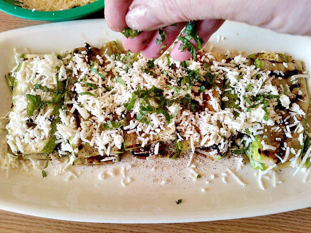 Dovlecei la gratar cu telemea si menta