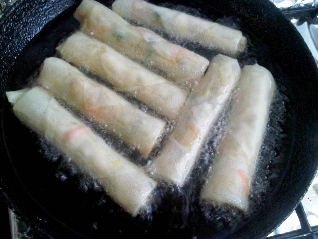 Pachetele in foi de orez cu legume si carne