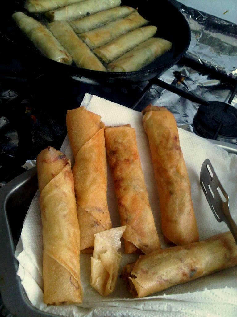 Pachetele in foi de orez cu legume si carne