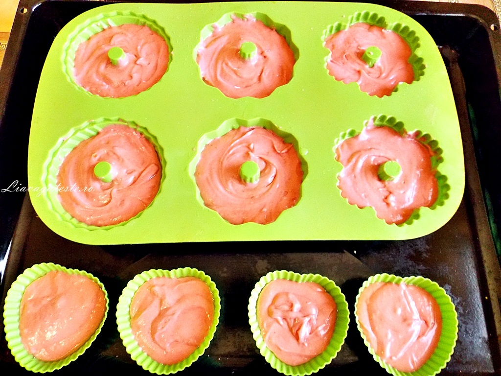 Muffins cu gem de rosii