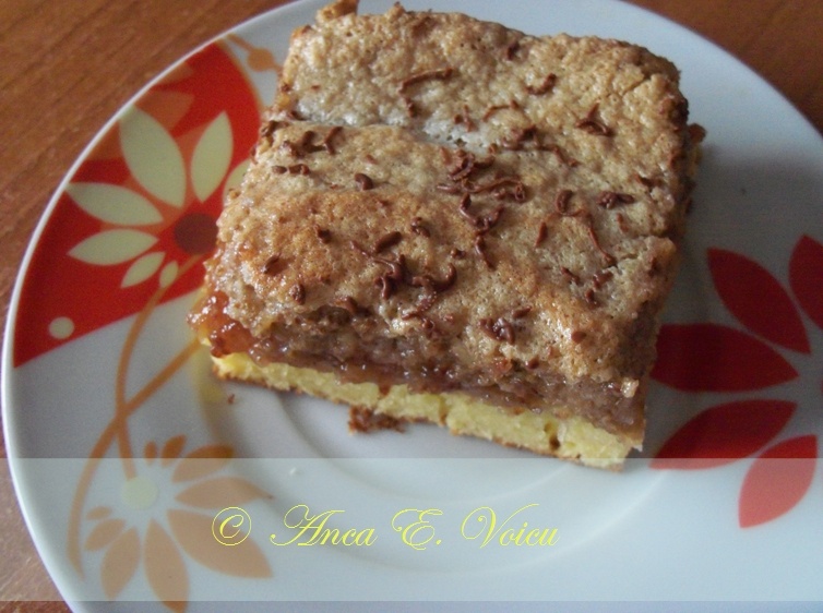 Prajitura cu dulceata si glazura de albus cu nuca