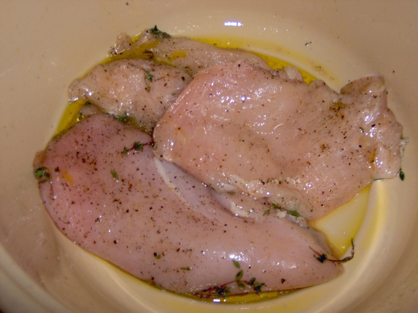 Piept de pasare in sos de rosioare