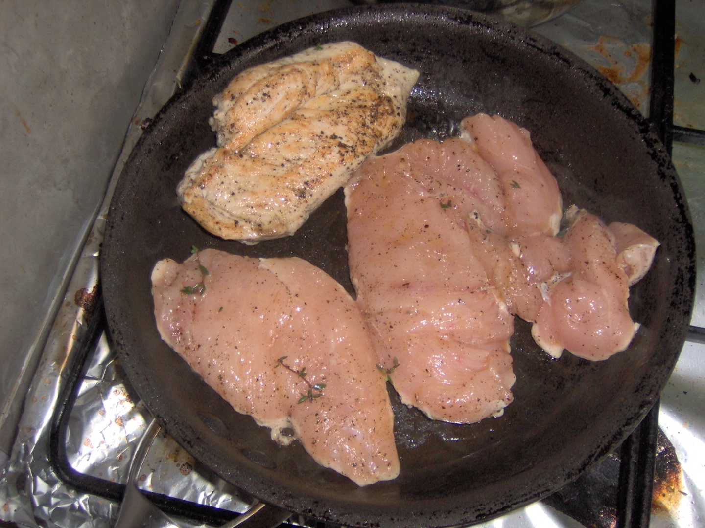 Piept de pasare in sos de rosioare