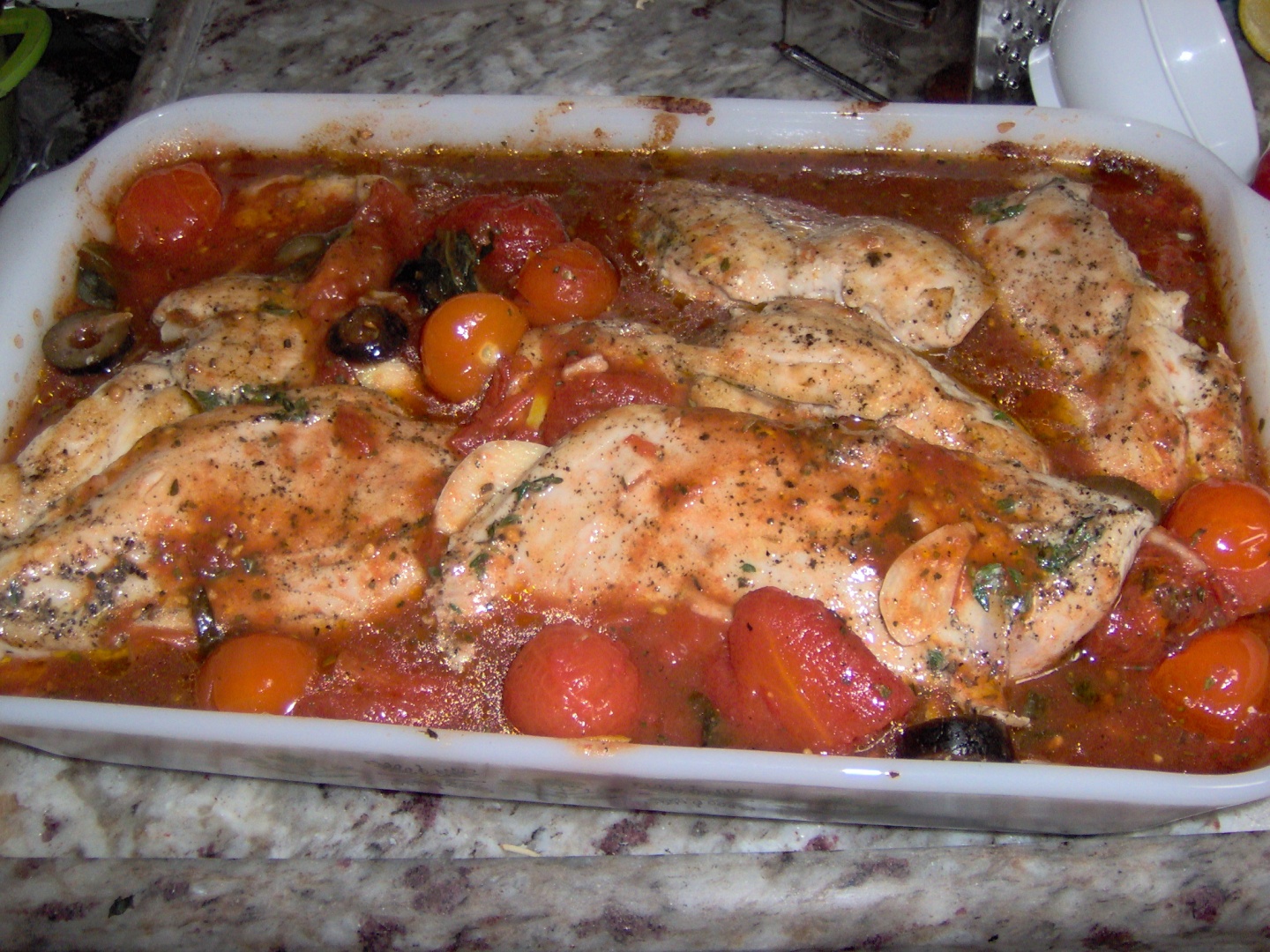 Piept de pasare in sos de rosioare