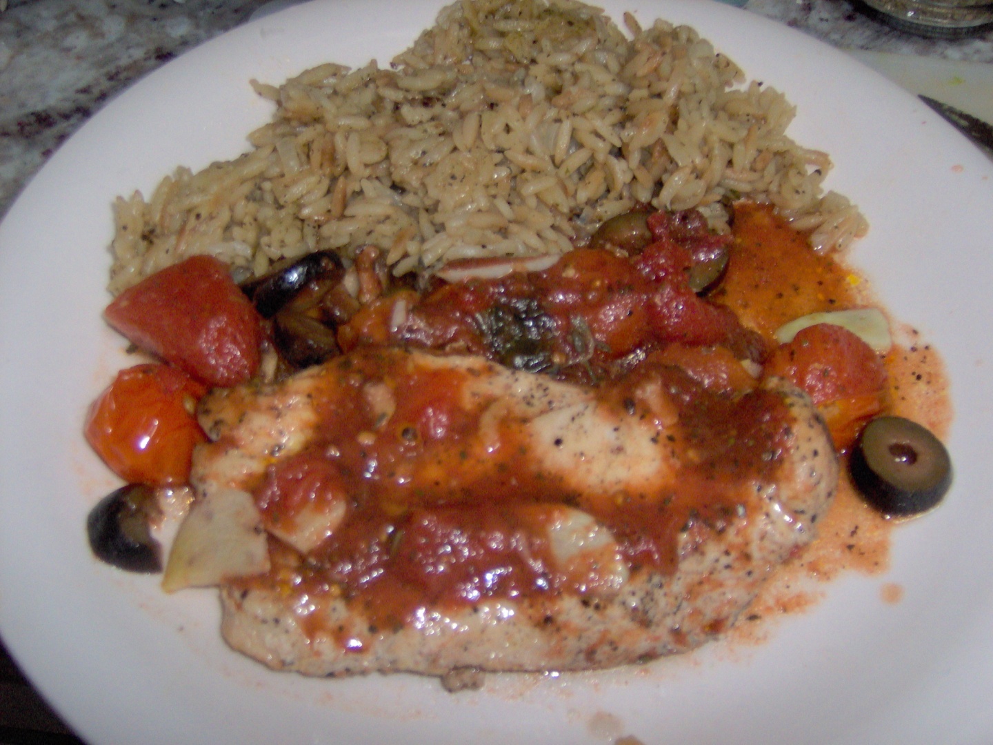 Piept de pasare in sos de rosioare