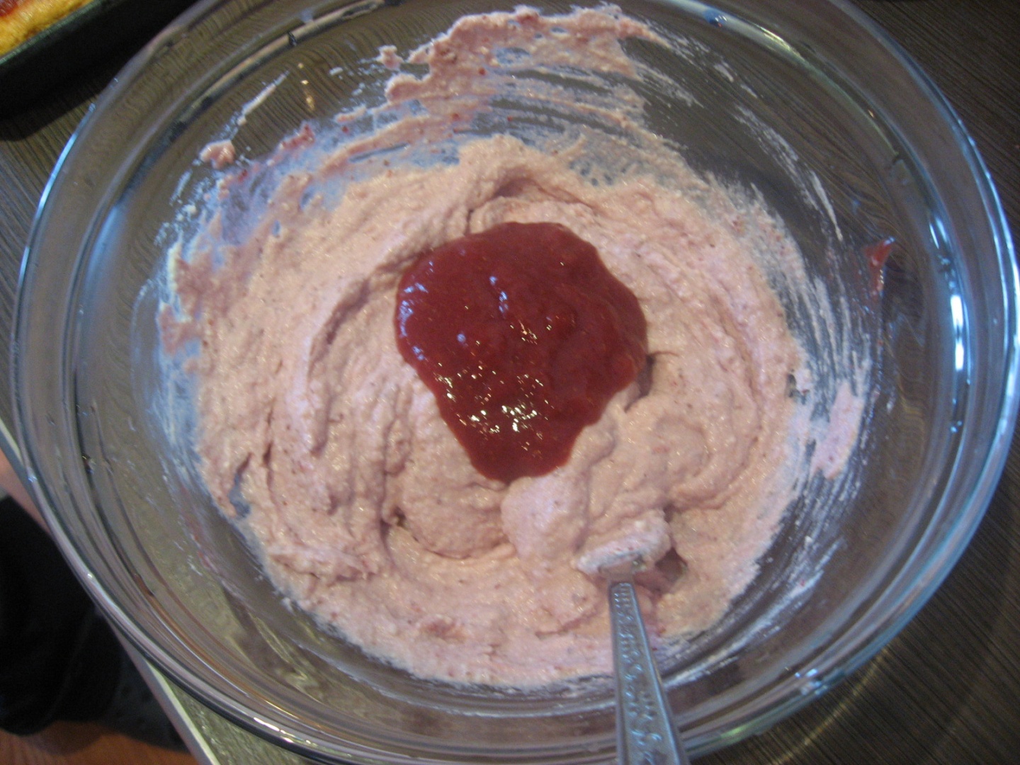 Rulada din albusuri cu crema de branza si capsuni